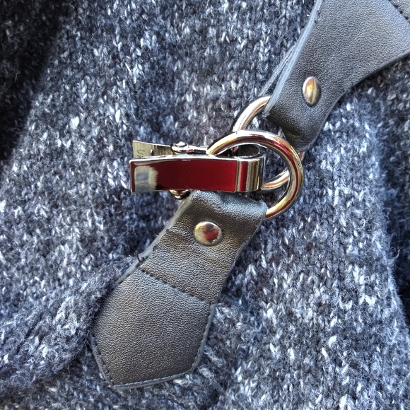 Sweater Cardigan with Metal Clasp - Picture 5 of 6